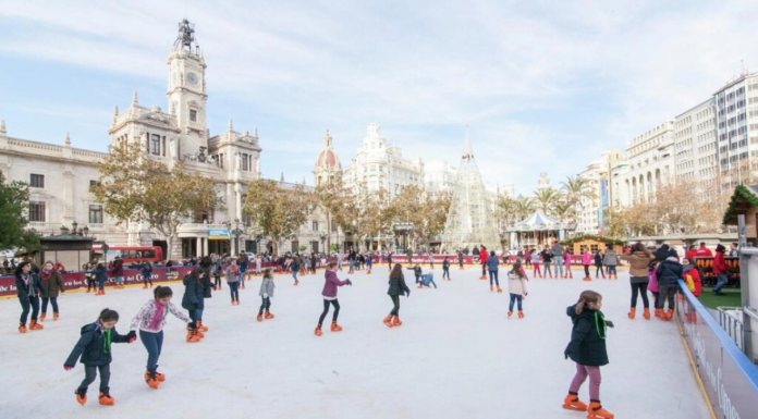 La pista de patinaje y el carrusel de la Plaza del Ayuntamiento abren sus puertas: precio y horarios La pista de patinaje y el carrusel de la Plaza del Ayuntamiento abren sus puertas: precio y horarios