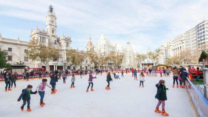 La pista de patinaje y el carrusel de la Plaza del Ayuntamiento abren sus puertas: precio y horarios