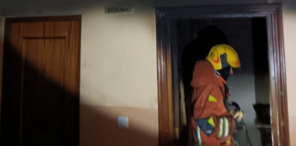 Un incendio en Ayora deja una víctima mortal y una veintena de vecinos evacuados