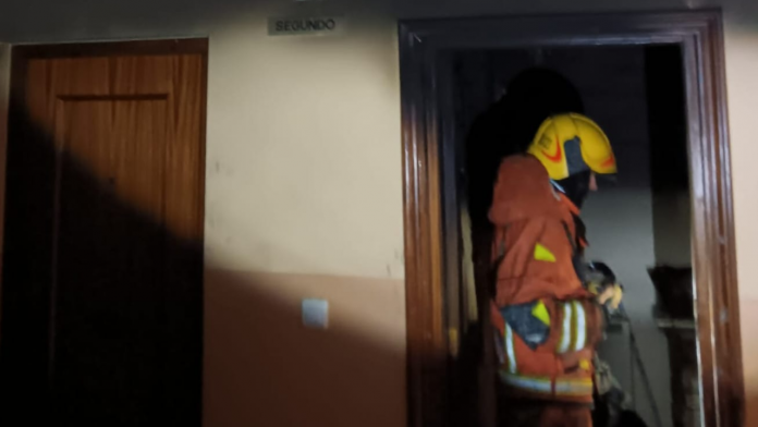 Un incendio en Ayora deja una víctima mortal y una veintena de vecinos evacuados