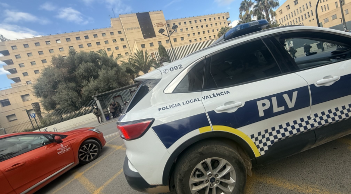 La Policía Local de Valencia salva la vida a un bebé de once días en Monteolivete La Policía Local de Valencia salva la vida a un bebé de once días en Monteolivete