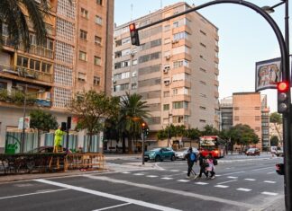 Valencia pone en marcha 4 nuevos pasos de peatones para mejorar la movilidad urbana