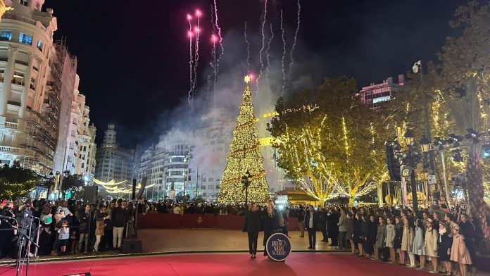 Las Falleras Mayores de Valencia junto a la alcaldesa, María José Catalá, encienden la Navidad.