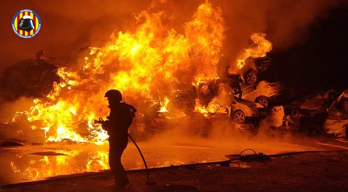 Un incendio en una campa de Massanassa calcina una decena de vehículos afectados por la DANA