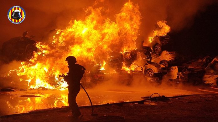 Un incendio en una campa de Massanassa calcina una decena de vehículos afectados por la DANA