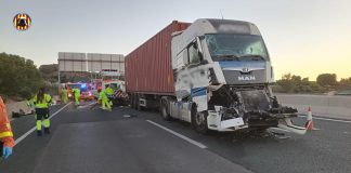 Un accidente entre tres camiones deja heridos y kilómetros de retenciones en la A-7