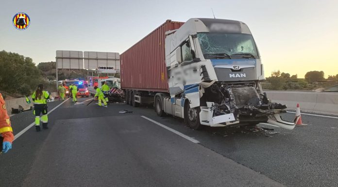 Un accidente entre tres camiones deja heridos y kilómetros de retenciones en la A-7 Un accidente entre tres camiones deja heridos y kilómetros de retenciones en la A-7