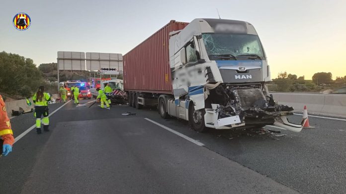 Un accidente entre tres camiones deja heridos y kilómetros de retenciones en la A-7