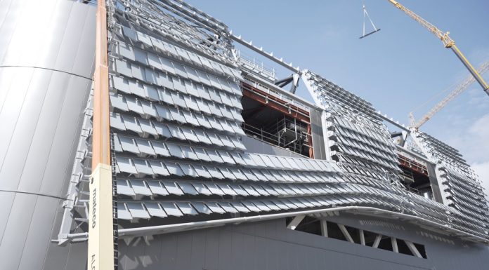 El Roig Arena ya luce su «piel» de cerámica con textura de balón de baloncesto La piel del Roig Arena será de cerámica