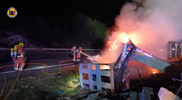 Fallece un hombre tras volcar e incendiarse su camión en la A-3