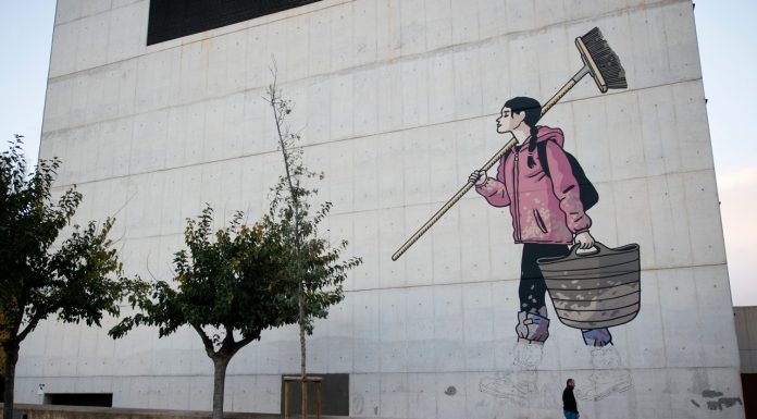 Paco Roca y Martín Forés homenajean al voluntariado de la DANA con un imponente mural en La Rambleta Paco Roca y Martín Forés homenajean al voluntariado de la DANA con un imponente mural en La Rambleta