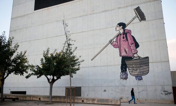 Paco Roca y Martín Forés homenajean al voluntariado de la DANA con un imponente mural en La Rambleta