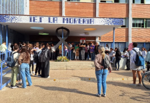 Tres menores se cuelan en un instituto de Mislata y le rompen el brazo al director