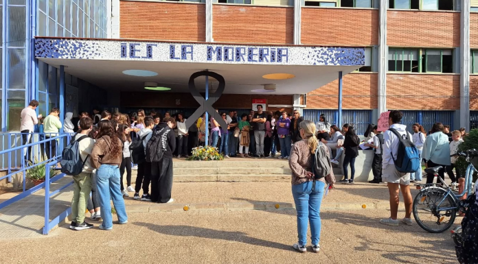 Tres menores se cuelan en un instituto de Mislata y le rompen el brazo al director Tres menores se cuelan en un instituto de Mislata y le rompen el brazo al director