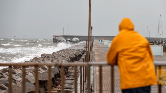 El Puerto de Valencia se cierra al tráfico marítimo por el temporal de la DANA