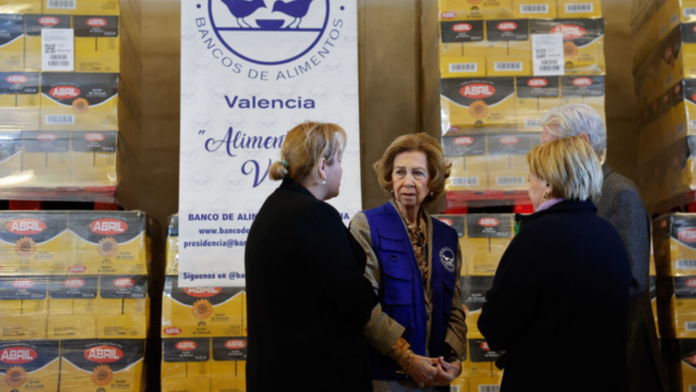 La Reina Sofía se viste con el chaleco de voluntaria en Valencia: "Quiero ayudar los afectados"