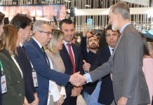 Los Reyes visitan el estand de la Comunitat Valenciana en la apertura de Fitur