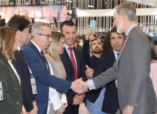 Los Reyes visitan el estand de la Comunitat Valenciana en la apertura de Fitur