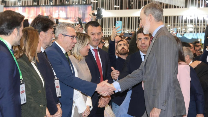 Los Reyes visitan el estand de la Comunitat Valenciana en la apertura de Fitur