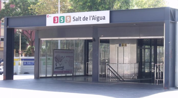 Un hombre se despista y estaciona su coche en una boca de metro en Manises