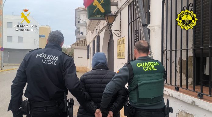 Detienen al gerente de un bar que traficaba con drogas en Rafelbunyol Detienen a un traficante que intentaba controlar Massamagrell tras la encarcelación del líder rival. banda