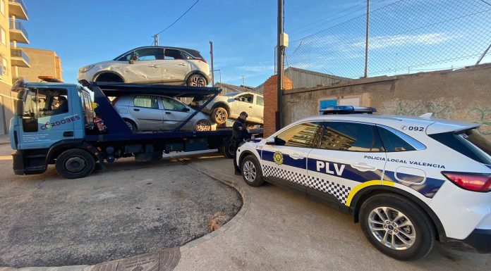 La Policía Local de Valencia traslada más de 500 vehículos al desguace Retirada de vehículos