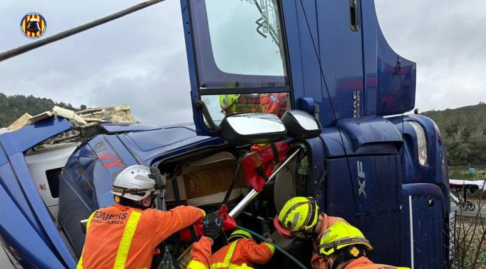 Vuelca un camión en la CV-50 en Alzira