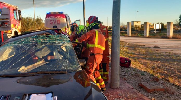 Un hombre choca contra una farola en Algemesí