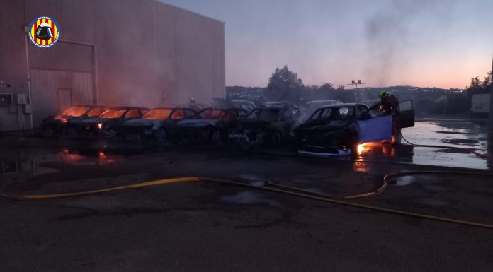 Un incendio devora 14 coches almacenados en Cheste