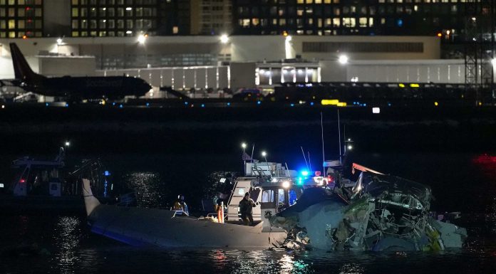 Vídeo | El impactante momento en el que un helicóptero se estrella contra un avión sobre Washington