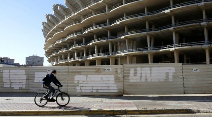 El Nou Mestalla amanece con pintadas contra Peter Lim