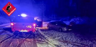 La nieve deja a tres personas atrapadas en sus vehículos