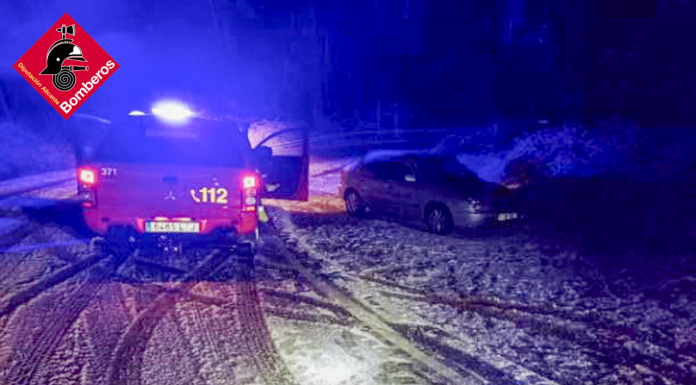 La nieve deja a tres personas atrapadas en sus vehículos