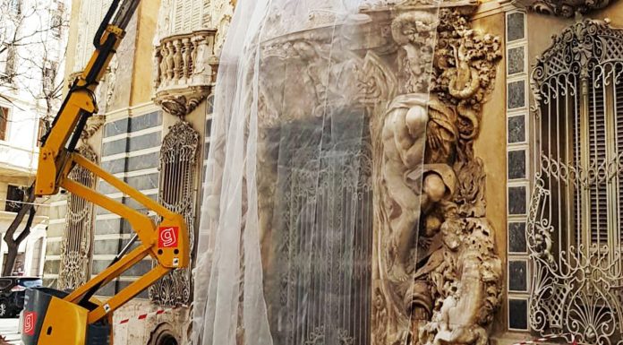 Un camión de reparto daña la fachada del palacio Marqués de Dos Aguas