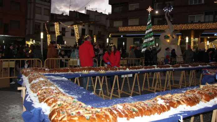 El roscón de reyes gigante de Utiel en una edición anterior