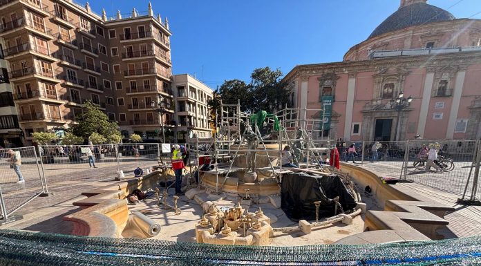 Empieza la restauración de la fuente del río Túria de la plaza de la Mare de Déu