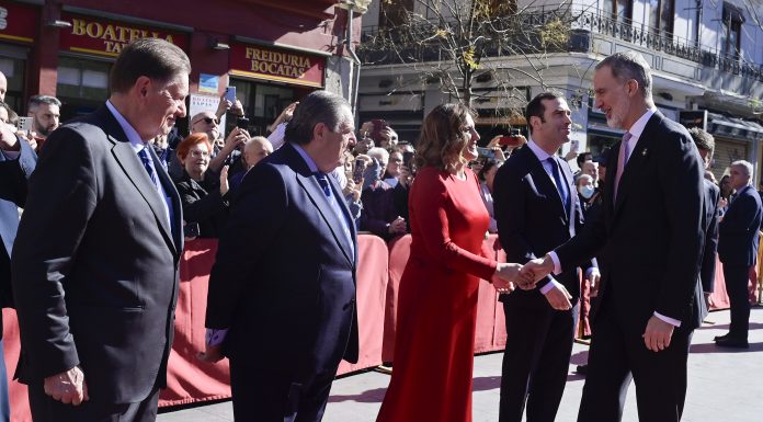 Felipe VI insta a reconstruir Valencia «con visión de futuro y conciencia» Felipe VI insta a reconstruir Valencia "con visión de futuro y conciencia"