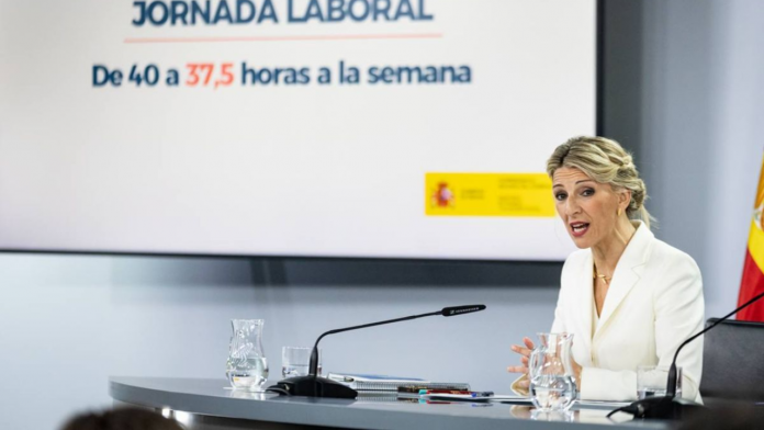 Trabajo aprueba la reducción de la jornada laboral y anuncia cambios en las horas extra y el control horario