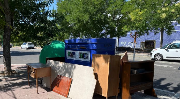 Intensifican las multas por abandonar muebles fuera de los contenedores