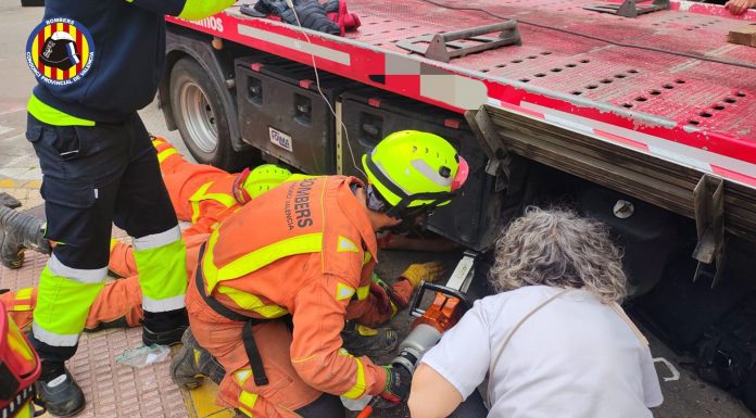 Un hombre de 52 años queda atrapado bajo un camión en Cullera