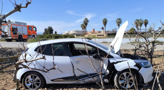 Un coche se sale de una vía cerca de una rotonda en Sollana
