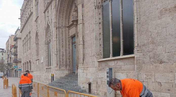 Vallan la Lonja para protegerla de las multitudes en días falleros