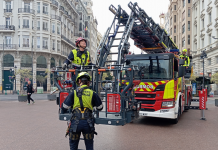 Empiezan a revisar las fachadas de la plaza de l’Ajuntament para mascletades La mascletà que hizo temblar Valencia: así se inspeccionan los edificios del Ayuntamiento para evitar destrozos