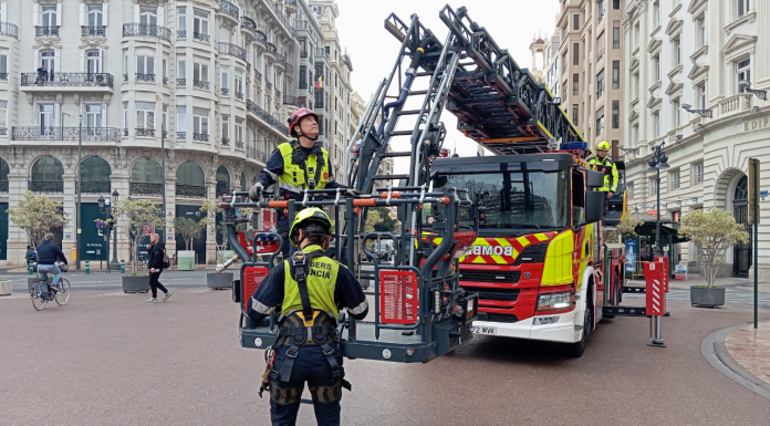 Empiezan a revisar las fachadas de la plaza de l’Ajuntament para mascletades La mascletà que hizo temblar Valencia: así se inspeccionan los edificios del Ayuntamiento para evitar destrozos