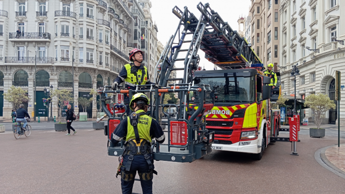 7televalencia-bomberos La mascletà que hizo temblar Valencia: así se inspeccionan los edificios del Ayuntamiento para evitar destrozos