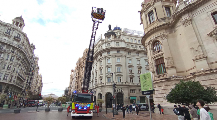 La mascletà que hizo temblar Valencia: así se inspeccionan los edificios del Ayuntamiento para evitar destrozos Bomberos inspecciona las fachadas de la Plaza del Ayuntamiento