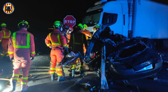 Tres jóvenes mueren en un accidente tras huir de un control de alcoholemia en Benifaió Tres mujeres mueren en un accidente tras huir de un control de alcoholemia en Benifaió