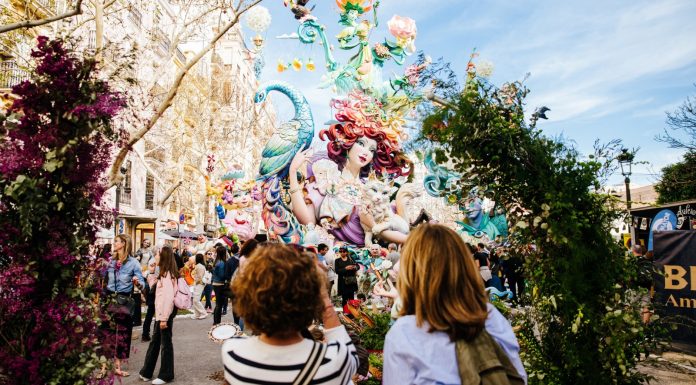 Fallas 2025: restricción de petardos en horarios de paseo de perros y cierre de churrerías que oculten edificios históricos Valencia se endurece ante las fiestas: 3 prácticas incívicas que conllevarán multa estas Fallas