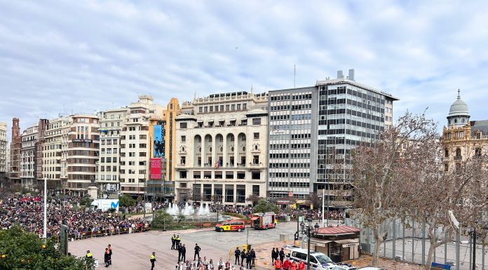 Vive la entrada de bandas en la plaza del Ayuntamiento