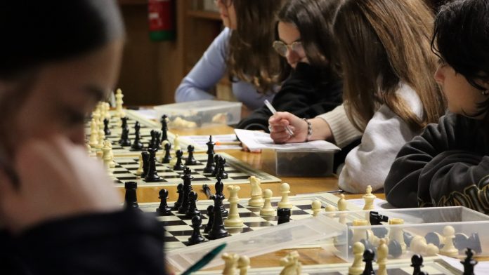 Xiquetes a l'activitat amb les millors entrenadores d'escacs de la Comunitat Valenciana